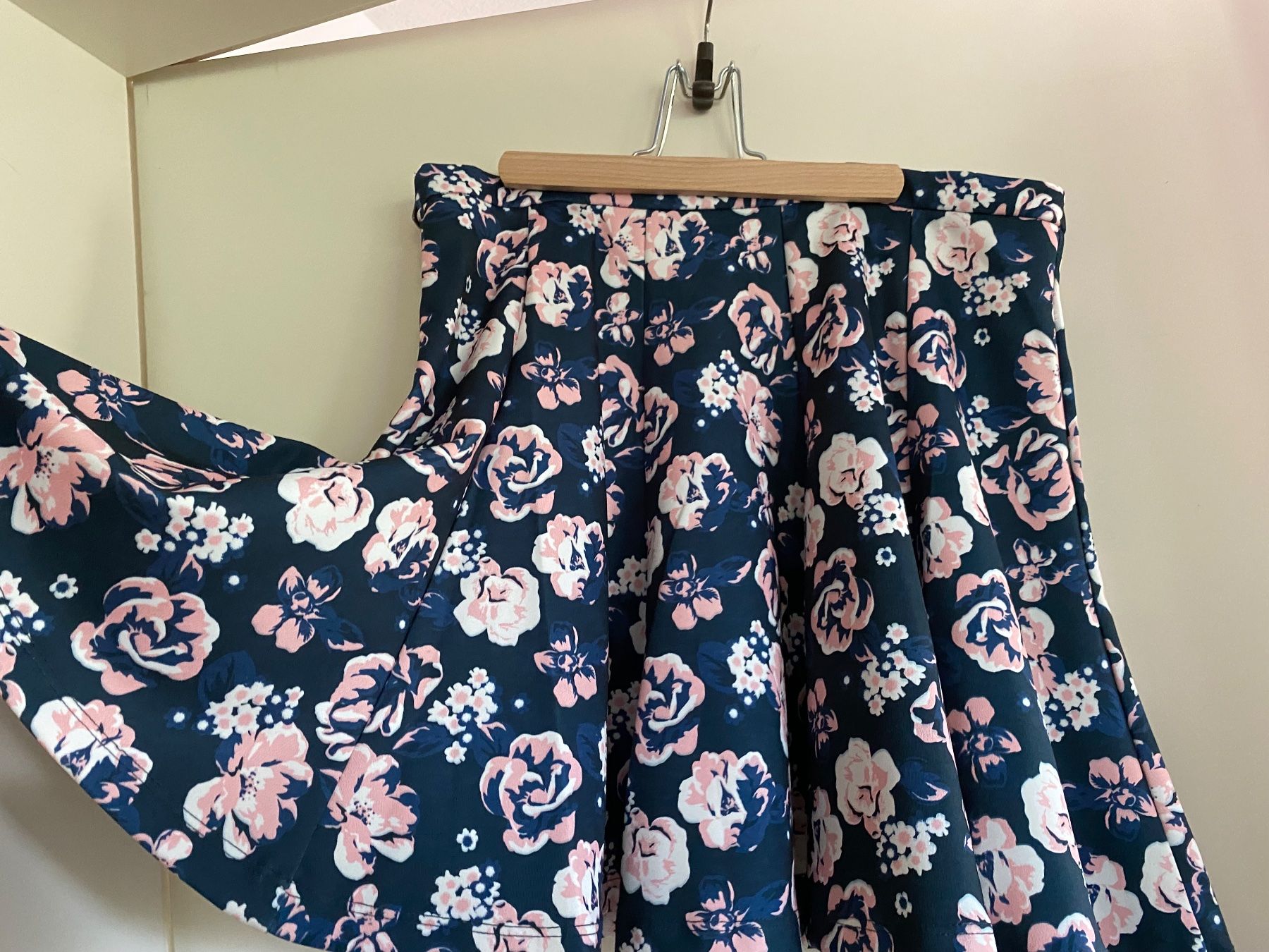 Superdry Gonne: Superdry Rock mit Blumen – Usato da Hünenberg venduto da a.u.849 2