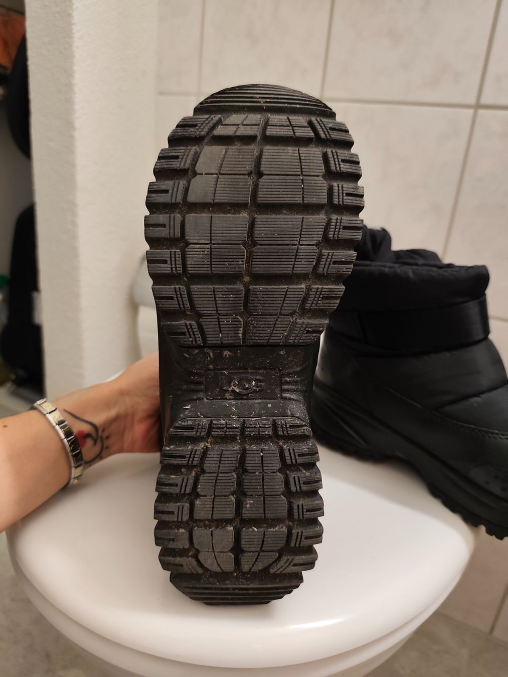 Damenschuhe: UGG Wasserfeste Winterstiefel – Gebraucht aus Weiningen ZH von gandy80 1