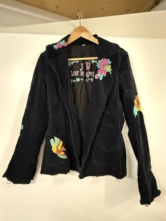 Schwaze Jacke mit bunten Stickereien