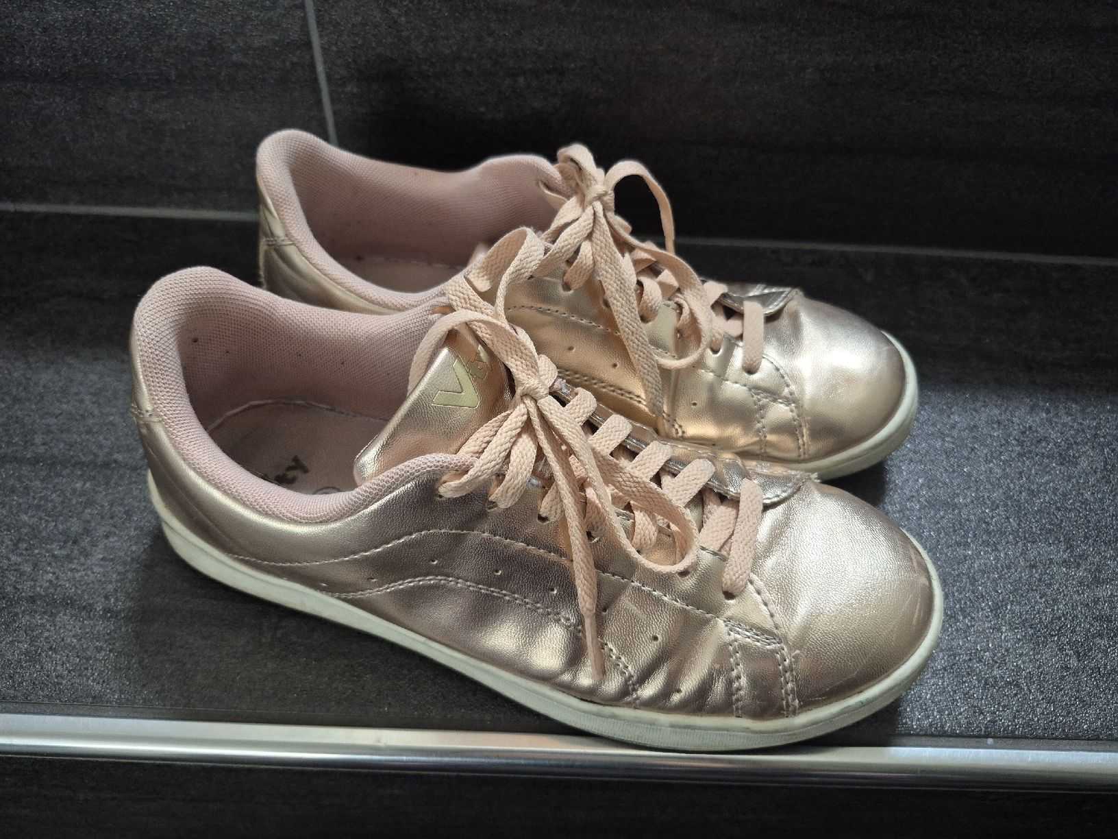 Scarpe da donna: Schöne Damen- Turnschuhe Gr. 41 – Usato da Igis venduto da Tiggers1 1