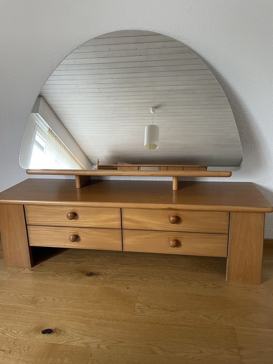 Cassettiere: Commode 4 tiroirs et grand miroir – Usato da Corcelles BE venduto da Peichen