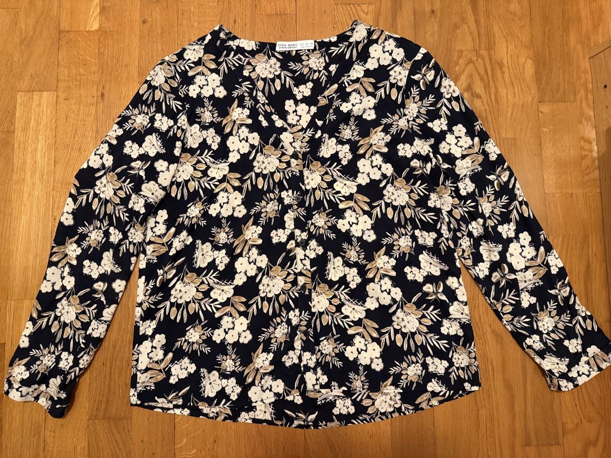 Zara Blusen: Zara Basic Bluse schwarz mit Blumenmuster Grösse XL. – Neu (gemäss Beschreibung) aus Adliswil von StephanieAnnina