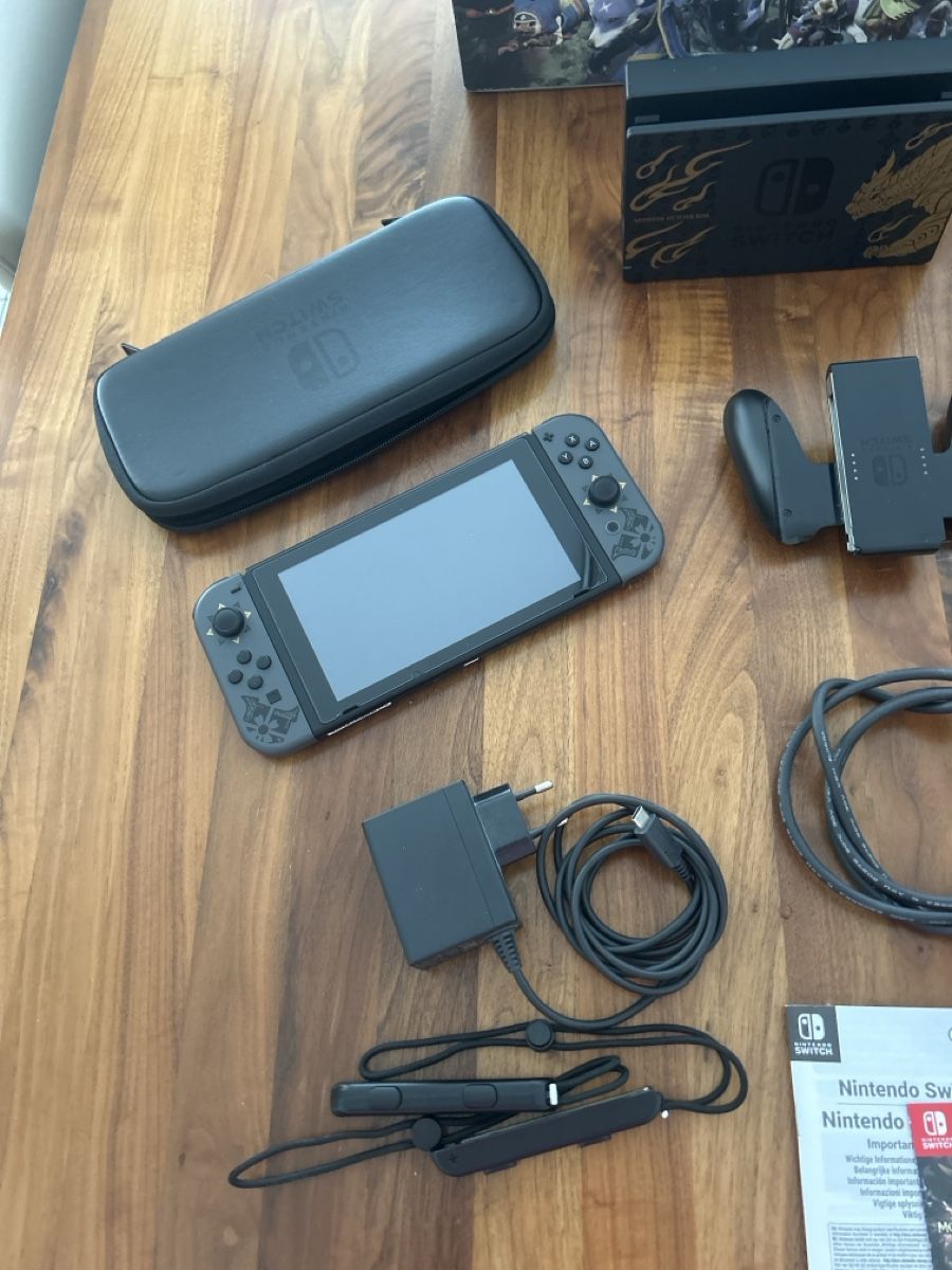 Nintendo Console: Nintendo Switch Monster Hunter Edition mit Spielen – Usato da Aarau Rohr venduto da Maui74 3