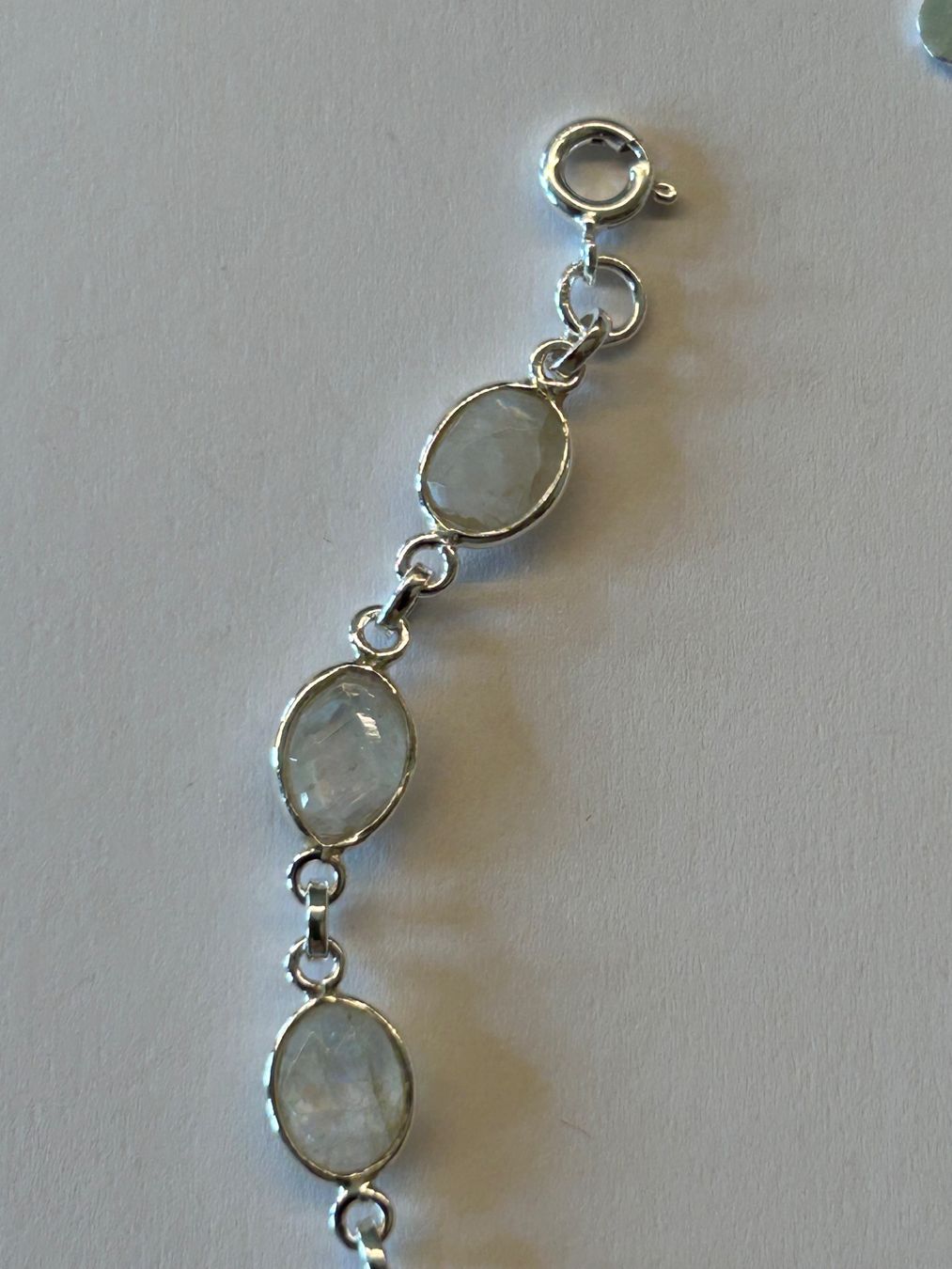 Bracciali & Braccialetti: Armband aus Sterling Silber & facettiertem Mondstein – Nuovo e nell'imballaggio originale da Innertkirchen venduto da Glatthard-Interior 2