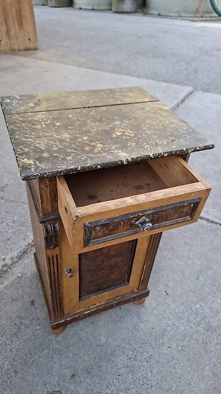 Comodini: Antiker Nachttisch/ Beistellschrank – Usato da St. Gallen venduto da smileforever 1