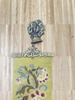 Antikes Wandbanner mit Glocke – handbestickt, 150 × 17 cm