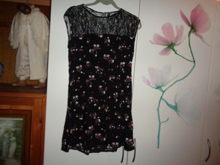 *** Blümchen Kleid *** / mit Spitze / von C&A ab 1.00