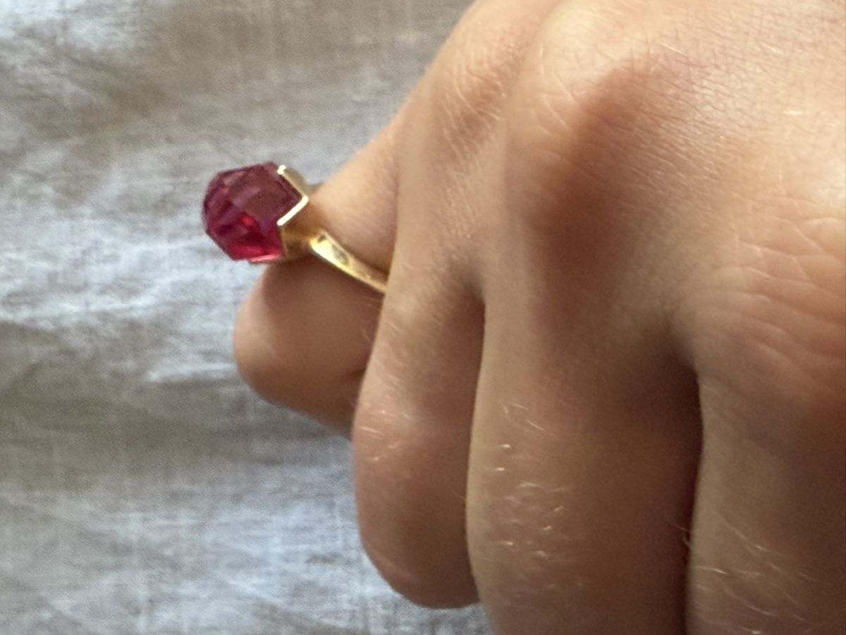 Swarovski Bagues: Stunning Raw Ruby & Gold Ring - Perfect Gift! – D'occasion à Bassersdorf par kri_dn6m