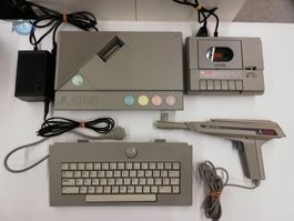 Atari XE + Tastatur + Lightgun + Recorder XT12 / DEFEKT !