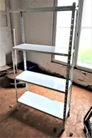 Praktisches Metallregal mit 4 Böden -
