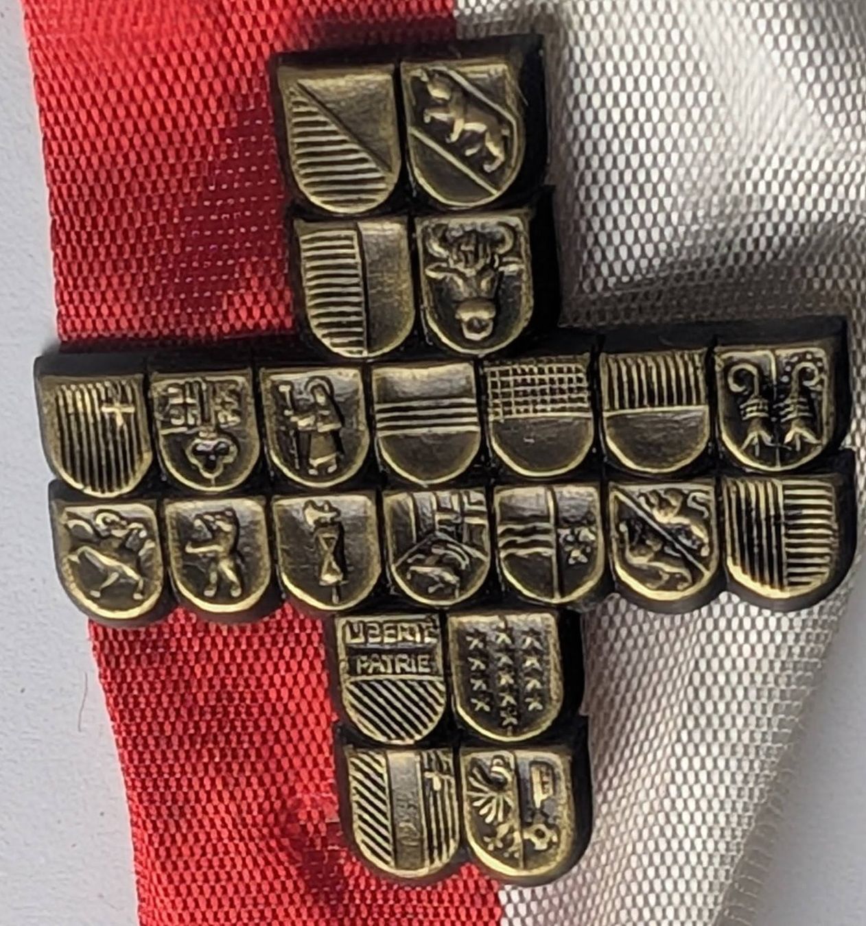 Plaketten & Abzeichen: 1. August-Abzeichen, 1961, Schweizer Kantonswappen – Gebraucht aus Zürich von 1.Simon 2