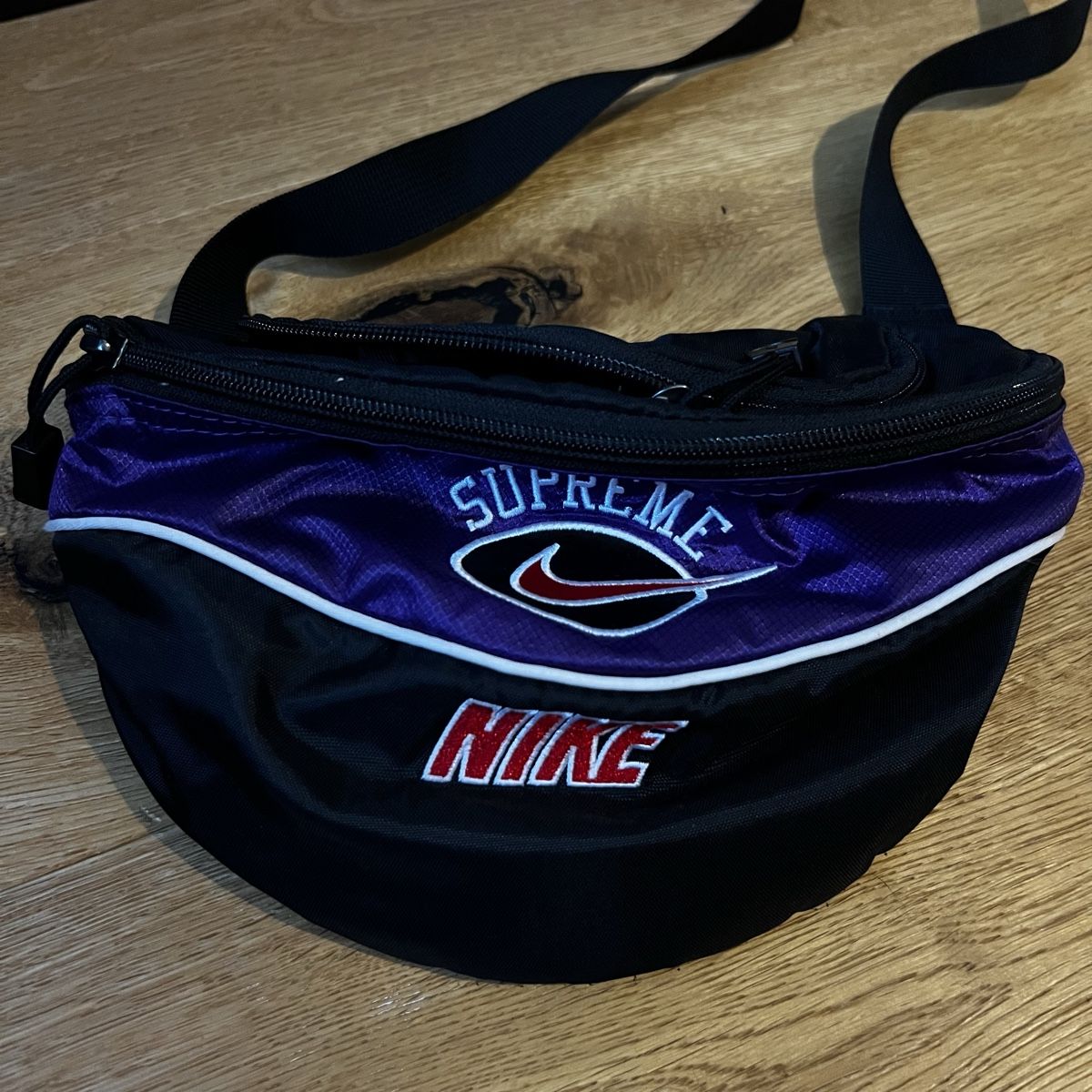 Supreme Borse: Nike x Supreme Umhängetasche Violett – Nuovo (secondo la descrizione) da Chur venduto da noe_mh8b