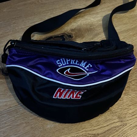 Nike x Supreme Umhängetasche Violett