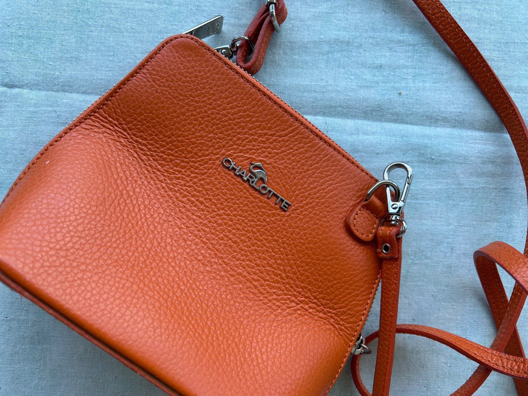 Taschen für Damen: Elegante kleine Ledertasche "Charlotte" – Gebraucht aus Gossau ZH von azz_y8q8