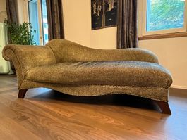 Elegante Récamiere mit klassischer Form – zum Neubeziehen