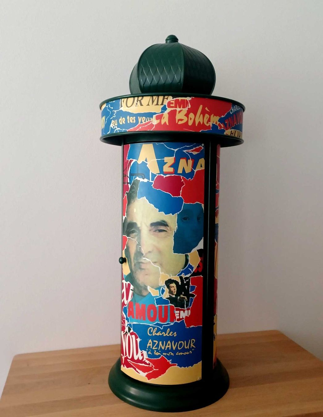 Autres décorations & accessoires: Charles Aznavour - "l'authentique" - Litfasssäule mit CDs – D'occasion à Hosenruck par Musikmamsell
