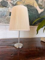 Lampe de table en métal argenté avec abat-jour plissé beige