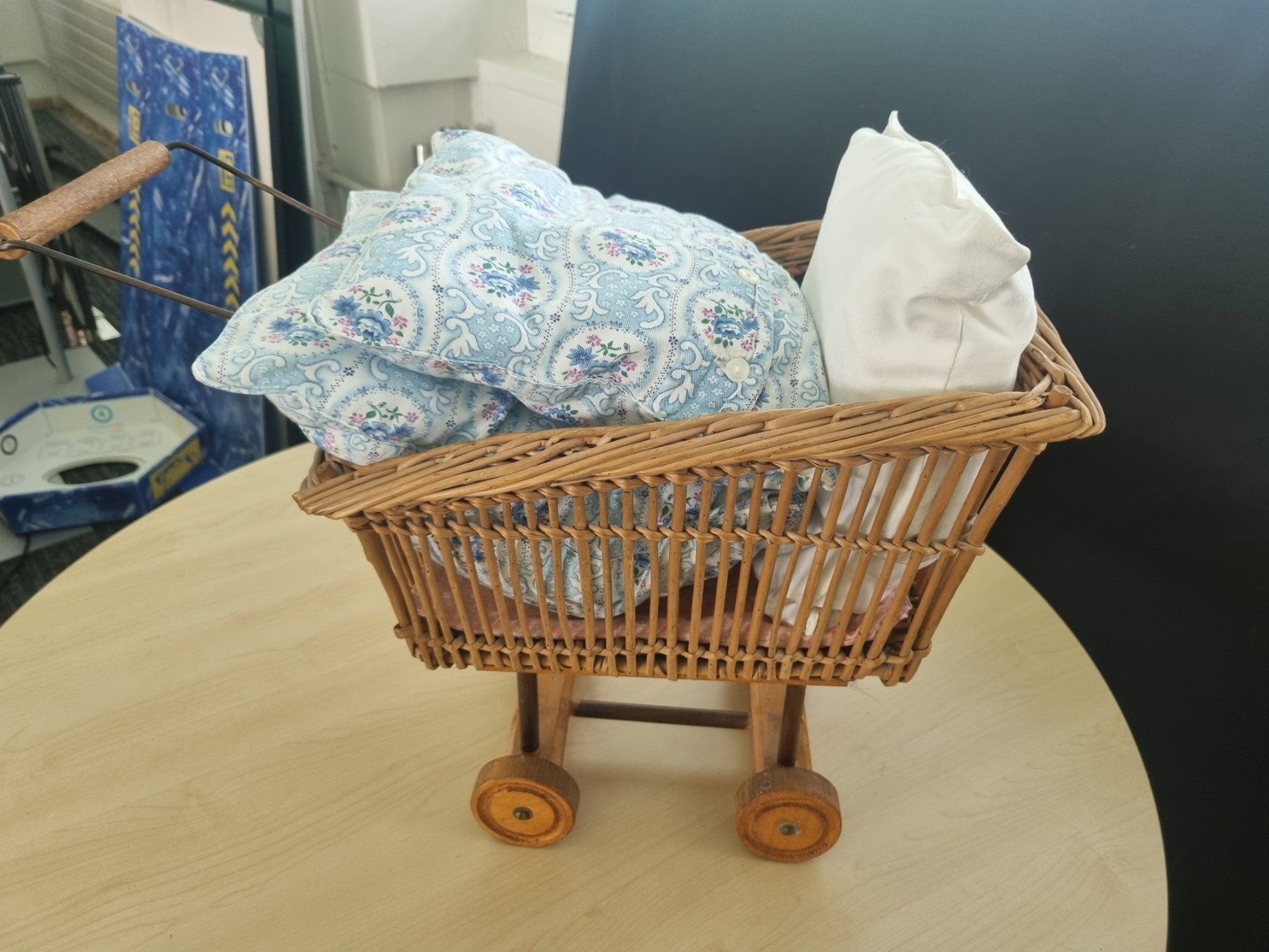 Puppenwagen aus Korbgeflecht mit Bettwsche wie Neu! (Gebraucht) in  Lenzburg fr CHF 12  nur Abholung auf Ricardo kaufen