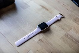 Apple Watch Series 3 mit rosa Armband – gebraucht
