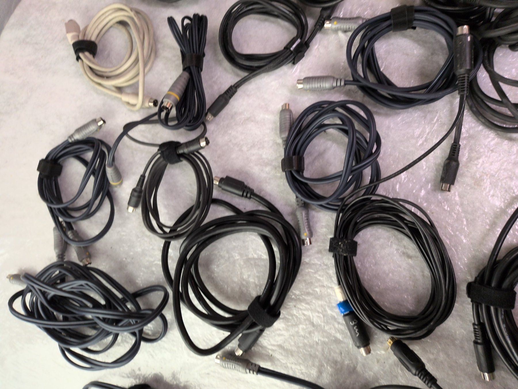 Kabel: S-Video Kabel 26Stk – Gebraucht aus Basel von Fcol 2