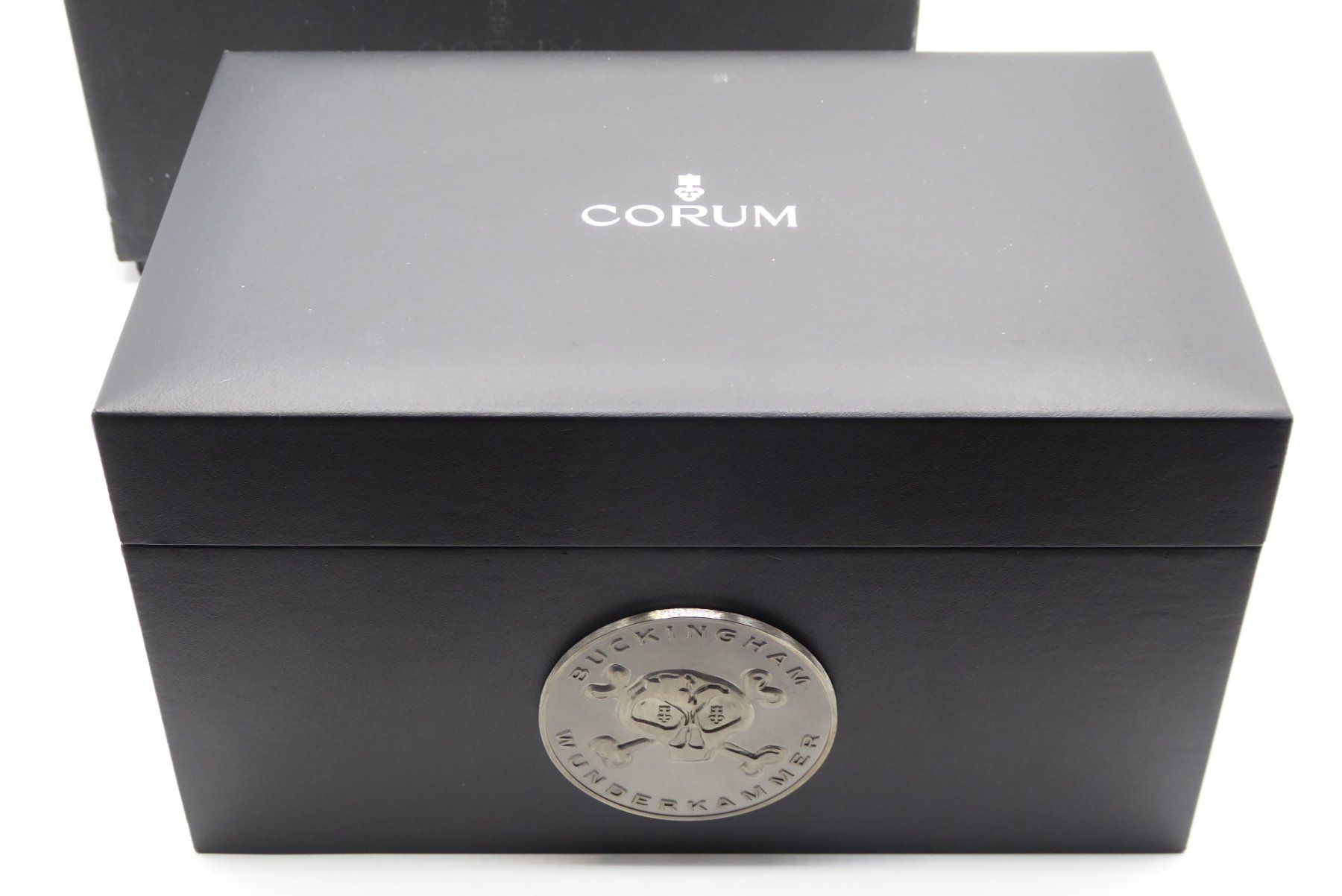 Corum Scatole porta orologi: Corum Limited Edition box fit for model Buckingham Wunderkam – Usato da Geneve venduto da adr_xk6n
