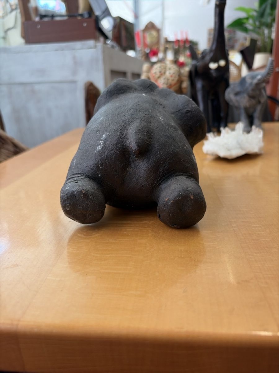 Figuren: Dekorative Elefantenfigur aus dunklem Material, liegend – Gebraucht aus Rorschach von TrendyDeals 2