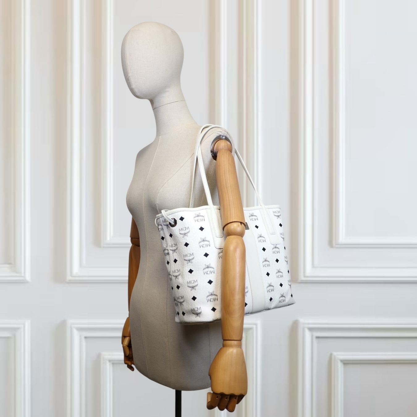 Mcm Borse da donna: MCM Liz Small Wendeshopper weiss – Usato da Binningen venduto da Designerlabels 1