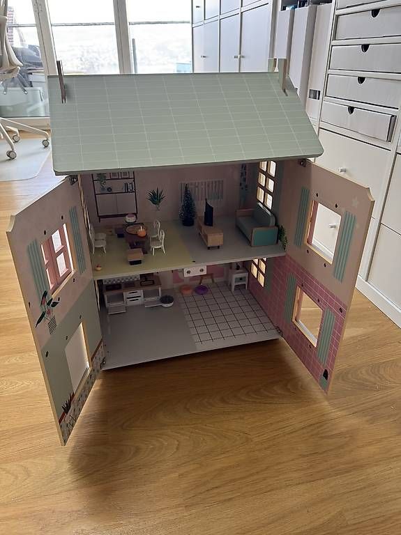 Puppenhäuser & -möbel: Puppenhaus – Gebraucht aus Thalwil von ben_tzy8