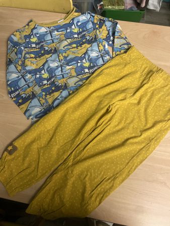 Cooles warmes Dino Pyjama, Gr.134Top Zustand