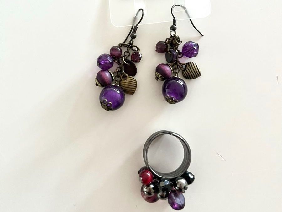 Orecchini pendenti & Orecchini a lobo: NEUE LILA OHRRINGE UND RING SET – Nuovo e nell'imballaggio originale da Basel venduto da JJ.Elena