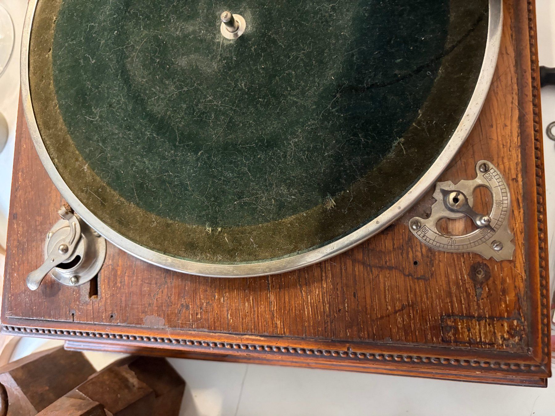 Tourne-disques: Grammophon mit 31 Platten und 4 Pkg. Nadeln – Défectueux à Mollis par Hg 5