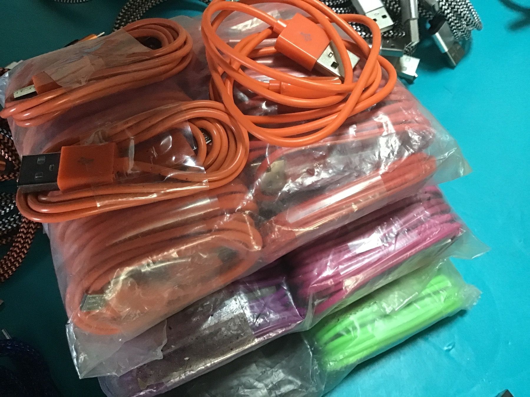 Câbles: 199 câbles micro USB + 300-400 free packaging – Neuf (Voir description) à Lausanne par topthai 2