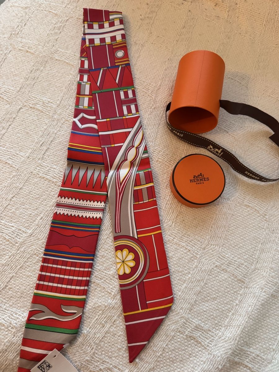 Hermès Foulards, Tücher & Schals: Hermès Twilly Voltes et Pirouettes – Neu und originalverpackt aus Genève von Allisgood