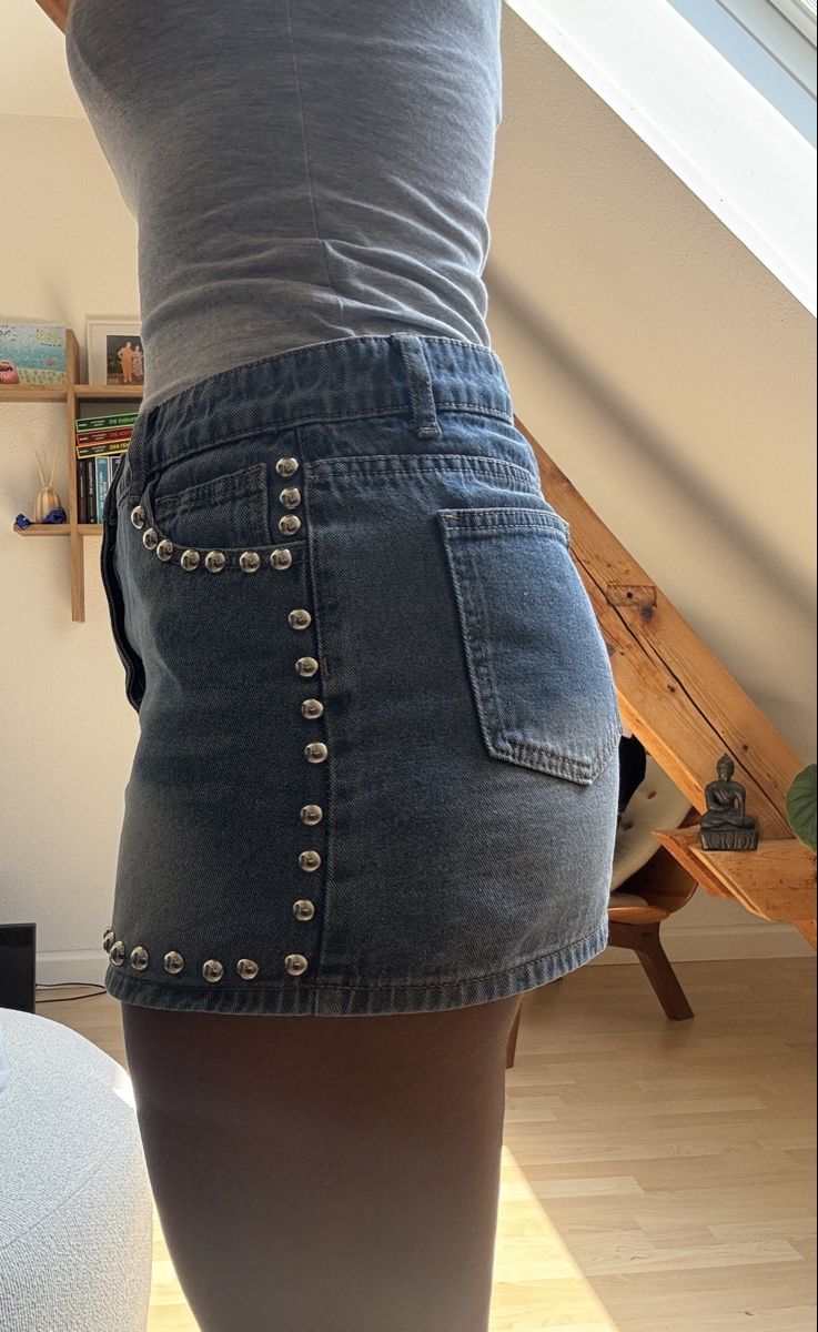 Zara Gonne: Jeansrock mit Nieten – Nuovo (secondo la descrizione) da Winterthur venduto da Flomiverse 1