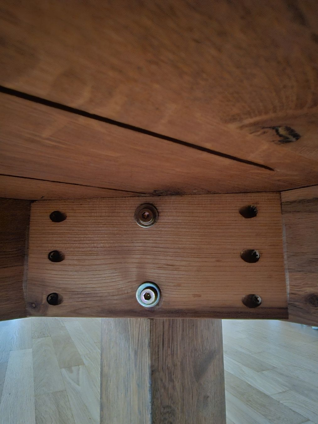Tavoli: Massiver rustikaler Eichen Salontisch mit Schublade – Usato da Thun venduto da Wood-Art 7