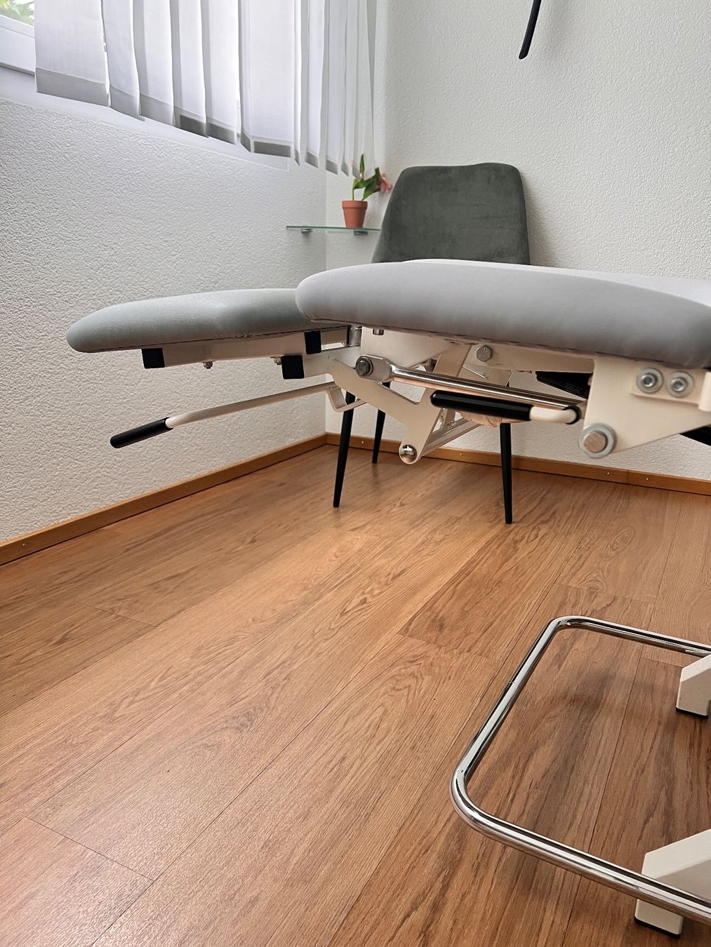 Attrezzature mediche: Elektrische Behandelbank – Usato da Uetliburg SG venduto da JasperR 3