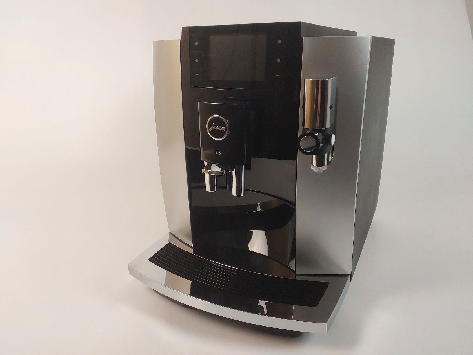 Jura Kaffeemaschinen & Espressomaschinen: Jura E8 Kaffeevollautomat – Neu (gemäss Beschreibung) aus Luzern von CaritasZentral