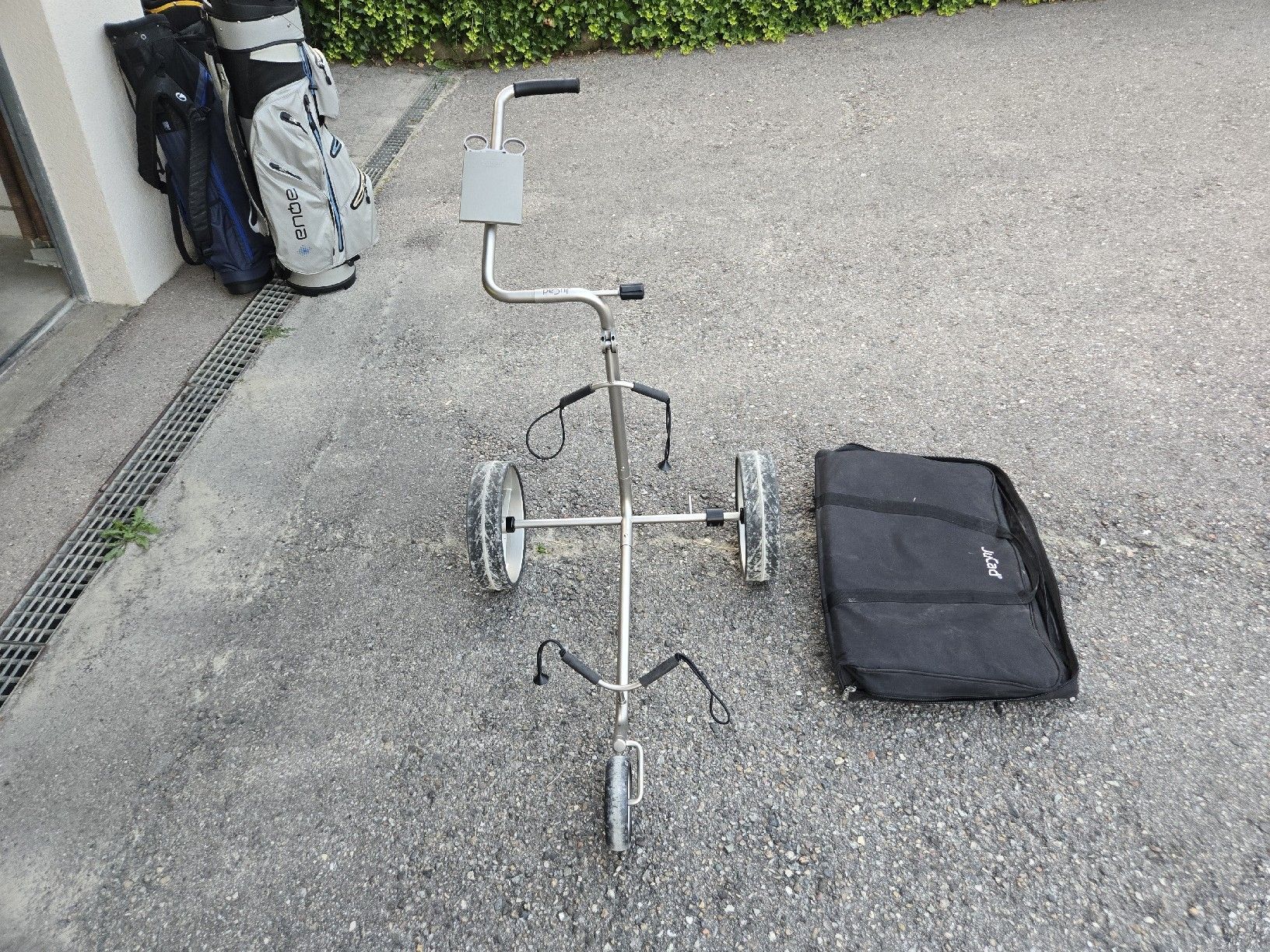 Jucad Trolley: JuCad Premium 3 wheel Manual Golf Push Trolley  – Usato da Ins venduto da dziprince 1