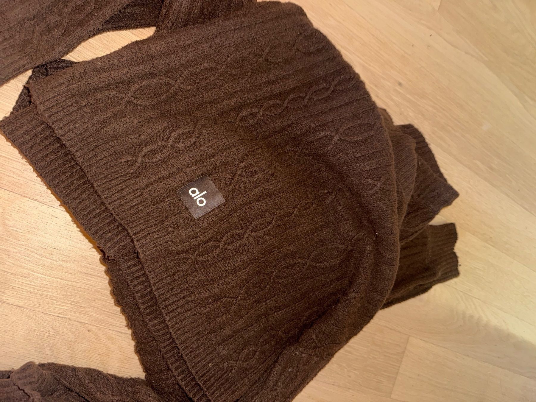 Alo Yoga Lotti di vestiti: Alo Yoga Set mit Zopfmuster – Usato da Zollikon venduto da pitpat02 5
