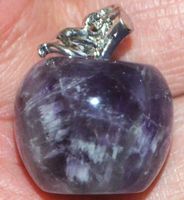 Anhänger F-727 – Apfel – Amethyst – 2x2cm