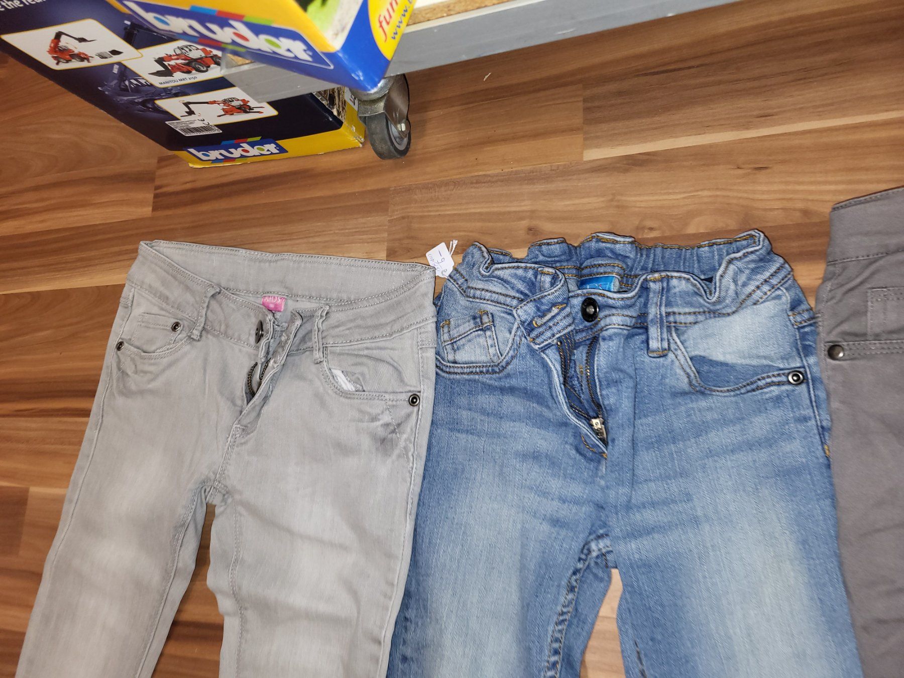 Hosen: 3 Jeans gr 140 und eine Thermohose B3 – Gebraucht aus Schwarzenburg von flamingo1970 1