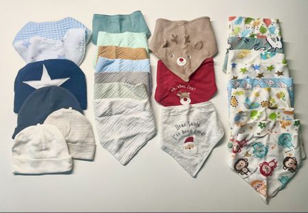 Set mit 21 Dreieckstüchern + 4 Baumwollmützen für Babys
