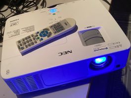 NEC PE401H Projektor mit Fernbedienung, sehr guter Zustand