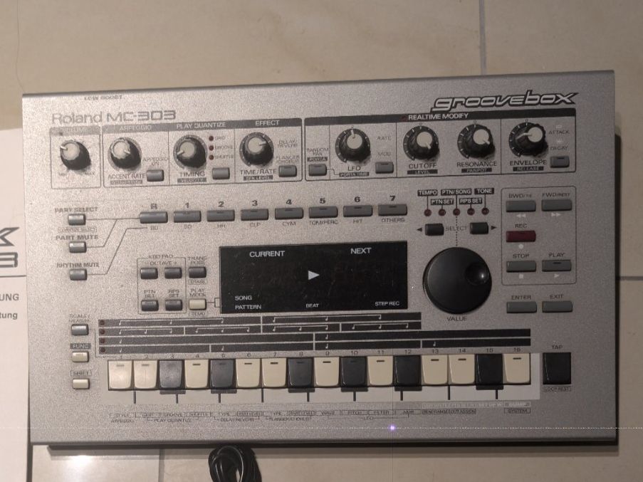 Roland Musikinstrumente: Roland MC-303 Groovebox – Gebraucht aus Birrhard von Norman_b2