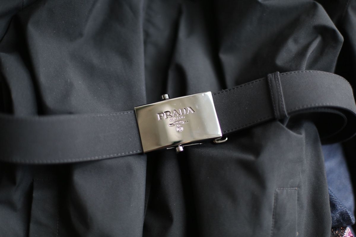Prada Giacche: Prada Black Belted Jacket - Timeless Style, Size 42 IT – Usato da Zürich venduto da Mariia_burlachenko 3
