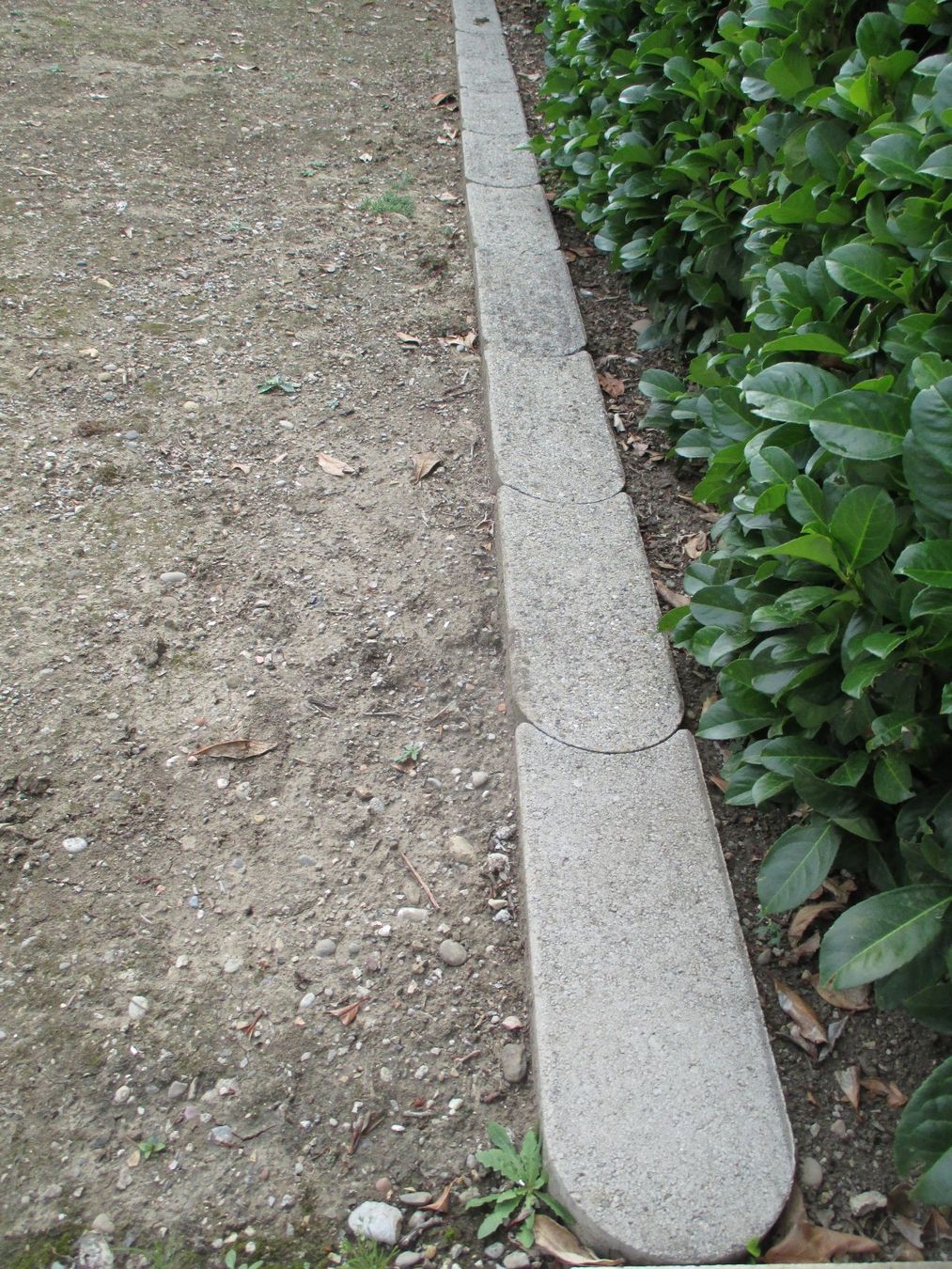 Rivestimenti per pavimenti: 18 Rasenkantensteine Beton – Usato da Kloten venduto da Duro55 5