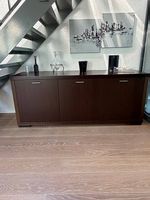 Buffet contemporain en bois brun 