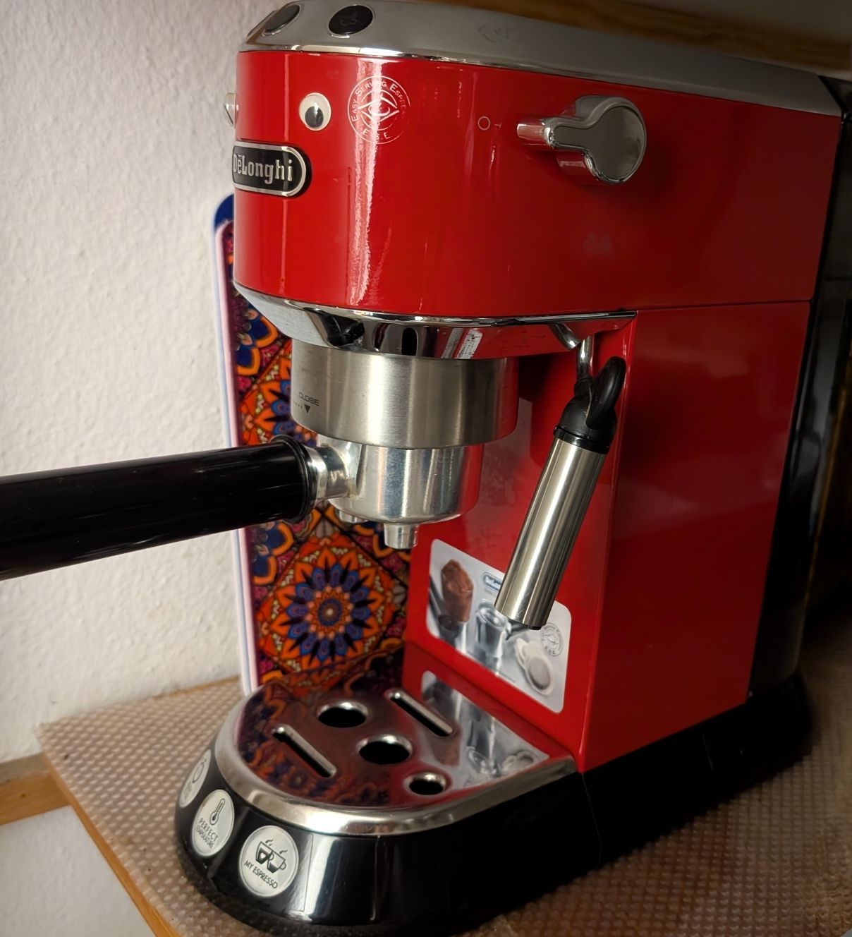 De'Longhi Kaffeemaschinen & Espressomaschinen: DeLonghi Espressomaschine rot guter Zustand – Gebraucht aus Zürich von Finafets
