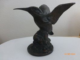 Vogel auf Baumstrunk aus Bronze.