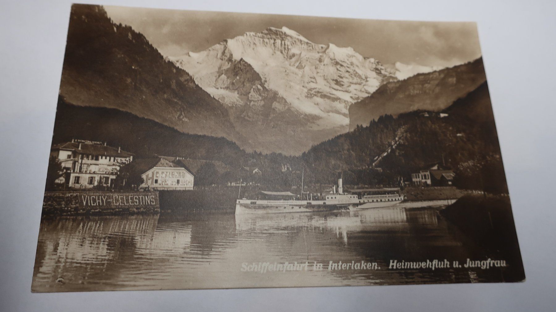 Cartes postales: Schiffeinfahrt in Interlaken.  Publicité Vichy-Celestins – D'occasion à Cormoret par Pascalll2001 1